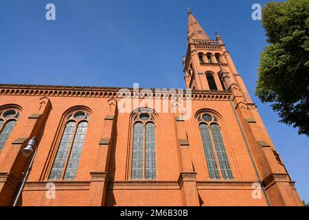 Fenêtre d'église en bouteilles de gin, Zwoelf-Apostel Kirche, an der Apostelkirche, Schoeneberg, Berlin, Allemagne Banque D'Images