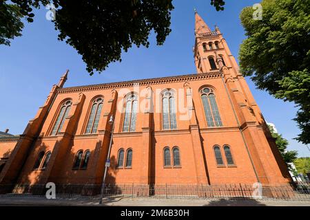 Fenêtre d'église en bouteilles de gin, Zwoelf-Apostel Kirche, an der Apostelkirche, Schoeneberg, Berlin, Allemagne Banque D'Images