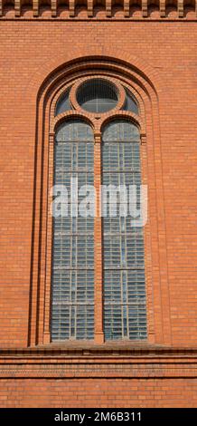 Fenêtre d'église en bouteilles de gin, Zwoelf-Apostel Kirche, an der Apostelkirche, Schoeneberg, Berlin, Allemagne Banque D'Images