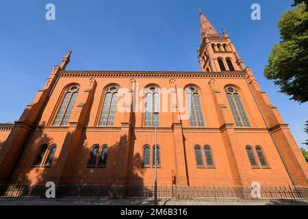 Fenêtre d'église en bouteilles de gin, Zwoelf-Apostel Kirche, an der Apostelkirche, Schoeneberg, Berlin, Allemagne Banque D'Images