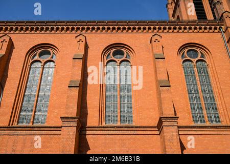 Fenêtre d'église en bouteilles de gin, Zwoelf-Apostel Kirche, an der Apostelkirche, Schoeneberg, Berlin, Allemagne Banque D'Images