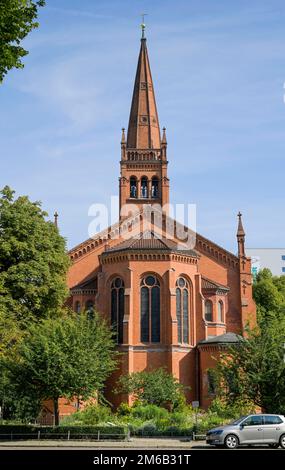 Fenêtre d'église en bouteilles de gin, Zwoelf-Apostel Kirche, an der Apostelkirche, Schoeneberg, Berlin, Allemagne Banque D'Images