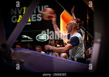 Retraité des États-Unis Tech. De la force aérienne Le Sgt Joshua Smith lance le ballon lors d'un match de basket-ball en fauteuil roulant pour les Jeux Invictus de la Haye, pays-Bas, 22 avril 2022. Les Jeux Invictus sont composés de près de 20 nations, plus de 500 concurrents militaires, en compétition dans 10 événements sportifs 16-22 avril 2022. Banque D'Images