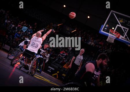 Retraité des États-Unis Le sergent d'état-major de l'armée, Shawn Runnells, tire le ballon lors d'un match de basket-ball en fauteuil roulant pour les Jeux Invictus de la Haye, pays-Bas, 22 avril 2022. Les Jeux Invictus sont composés de près de 20 nations, plus de 500 concurrents militaires, en compétition dans 10 événements sportifs 16-22 avril 2022. Banque D'Images