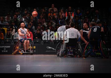 Retraité des États-Unis Le sergent d'état-major de l'armée Shawn Runnells lance le ballon lors d'un match de basket-ball en fauteuil roulant pour les Jeux Invictus de la Haye, pays-Bas, 22 avril 2022. Les Jeux Invictus sont composés de près de 20 nations, plus de 500 concurrents militaires, en compétition dans 10 événements sportifs 16-22 avril 2022. Banque D'Images