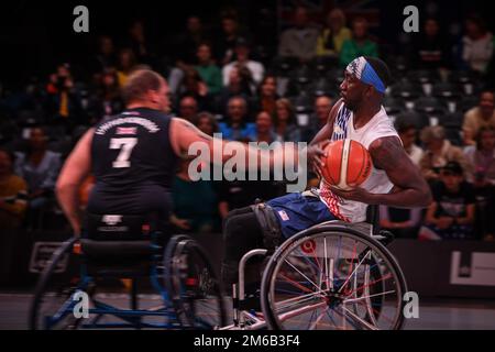 ÉTATS-UNIS Tech. De la Force aérienne Le Sgt Kevin Greene se bat pour le ballon lors d'un match de basket-ball en fauteuil roulant pour les Jeux Invictus de la Haye, pays-Bas, 22 avril 2022. Les Jeux Invictus sont composés de près de 20 nations, plus de 500 concurrents militaires, en compétition dans 10 événements sportifs 16-22 avril 2022. Banque D'Images