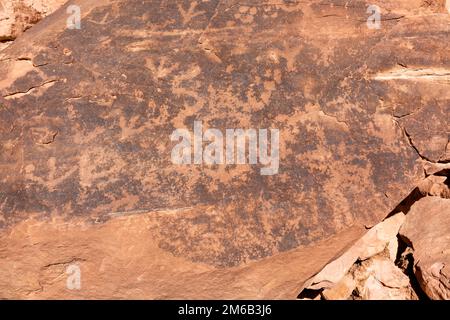 Art rupestre à Split Level Ruin. Remballage à Grand Gulch et observation des habitations Anasazi et de l'art rupestre Près de Blanding, Utah, États-Unis. Banque D'Images