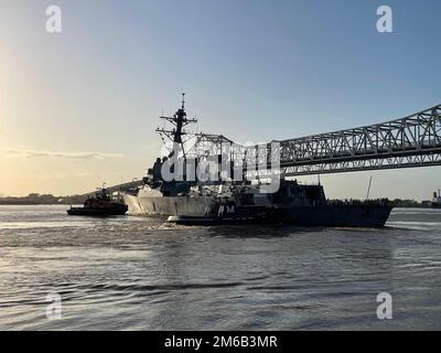 220422-N-WW980-015 LA NOUVELLE-ORLÉANS, (22 avril 2022) - les bateaux à aubes aident à tourner l'USS Lassen (DDG 82) comme il se prépare à la tête en aval et de retour vers le golfe du Mexique. Le départ du navire a marqué la fin de la semaine de la marine à la Nouvelle-Orléans et l'USS Lassen se dirige ensuite vers la semaine de la flotte Port Everglades à fort Lauderdale, en Floride, au début de 1 mai. Les semaines de la flotte sont conçues pour montrer aux Américains l’investissement qu’ils ont fait dans leur Marine et pour mieux faire connaître le rôle et le but de la Marine dans notre défense nationale. Banque D'Images