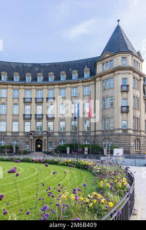 Luxembourg stadt, Luxembourg - 30 septembre 2022: Paysage urbain avec l'ambassade des pays-Bas et armoiries avec texte je maintiendra dans la ville luxembourgeoise à Luxembourg Banque D'Images