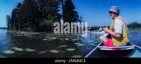 L'artiste Billy X Curmano commence sa performance de natation d'art sur toute la longueur du fleuve Mississippi dans les eaux de tête du parc national du lac Itasca, M Banque D'Images