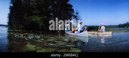 L'artiste Billy X Curmano commence sa performance de natation d'art sur toute la longueur du fleuve Mississippi dans les eaux de tête du parc national du lac Itasca, M Banque D'Images