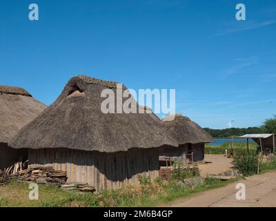 Reconstruction scientifique du village viking de Haithabu, site du patrimoine mondial de l'UNESCO, Haithabu, Busdorf près du Schleswig, Schleswig-Holstein, Allemagne Banque D'Images