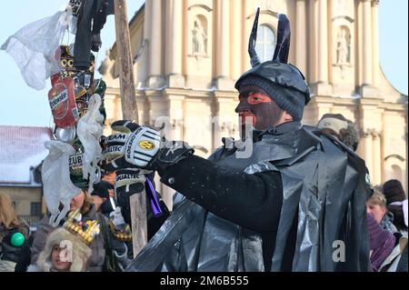 Un volontaire vêtu du diable lors de la parade annuelle des trois Rois (Epiphany) sur 06 janvier. Banque D'Images