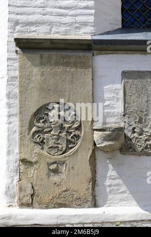 Bouilloire sur le mur, armoiries, soulagement, église paroissiale Maria Himmelfahrt, ville historique, Landsberg am Lech, haute-Bavière, Bavière Banque D'Images