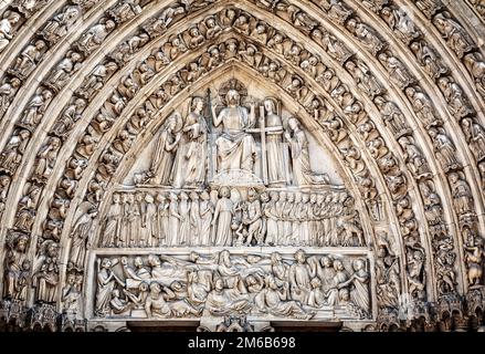 Une des trois tympanas de la façade principale de l'entrée de notre-Dame de Paris, France. Banque D'Images