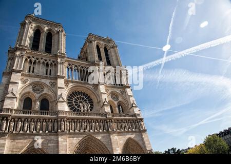 La façade avant et les clochers de la cathédrale notre-Dame de Paris, France. Banque D'Images