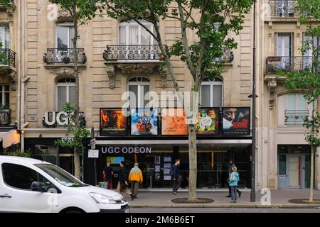 Paris, France - extérieur de jour de l'UGC Odéon, un petit cinéma à Saint-Germain. Les gens marchent après l'entrée principale. Banque D'Images