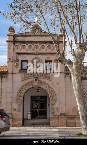 Felanitx, Espagne; décembre 30 2022: Façade du bâtiment historique, station de vinification, dans la ville de Mallorcan de Felanitx, Espagne Banque D'Images