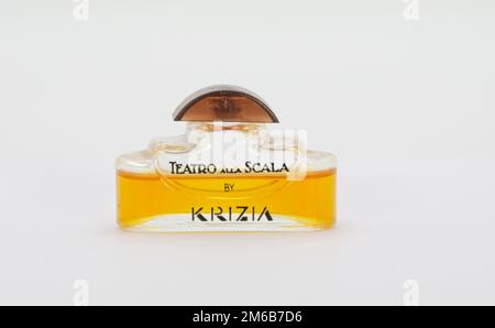 Aachen février 2021: Gros plan d'un Teatro alla Scala miniature, Krizia 1986 EAU DE PARFUM miniature 3 ml Banque D'Images