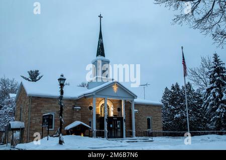 St. Joseph's Catholic Church dans le matin lumière bleue un jour d'hiver dans la saison de Noël à Taylors Falls, Minnesota États-Unis. Banque D'Images