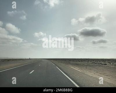 Maroc, environs de Laayoune, autoroute Banque D'Images