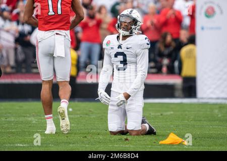 Le cornerback des Nittany Lions de Penn State Johnny Dixon (3) réagit à un appel d'interférence de passe contre lui pendant le match de football du Rose Bowl de 109th contre t Banque D'Images