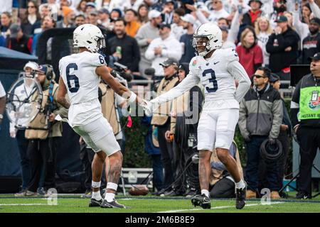 Le cornerback des Nittany Lions de Penn State Johnny Dixon (3) et la sécurité Zakee Wheatley (6) célèbrent lors du match de football du Rose Bowl de 109th contre l'Utah Banque D'Images