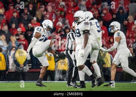 Penn State Nittany Lions linebacker Curtis Jacobs (23) fête avec ses coéquipiers lors du match de football du Rose Bowl 109th contre les Utah Utes, Monda Banque D'Images