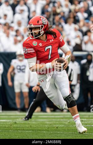 Utah Utes Quarterback Cameron Rising (7) dirige le ballon lors du match de football du Rose Bowl 109th contre les Lions Nittany de l'État de Pennsylvanie, lundi, janvier Banque D'Images