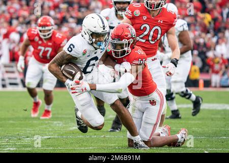 Le récepteur national des Nittany Lions Harrison Wallace III (6) est attaqué par le cornerback des Utes de l'Utah Zemaiah Vaughn (16) pendant le pied du Rose Bowl de 109th Banque D'Images