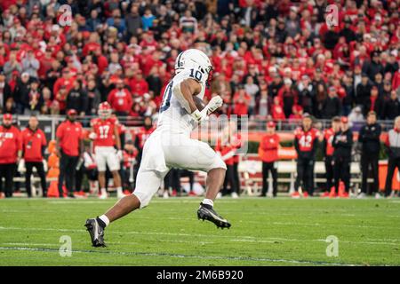 Les Nittany Lions de Penn State qui ont fait la course de retour Nicholas Singleton (10) se disputent un match de football du Rose Bowl de 109th contre les Utah Utes, mon Banque D'Images