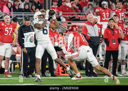 Le récepteur national des Nittany Lions de Penn State Harrison Wallace III (6) fait une prise contre le R.J. de sécurité des Utah Utes Hubert (11) pendant le pied du Rose Bowl 109th Banque D'Images