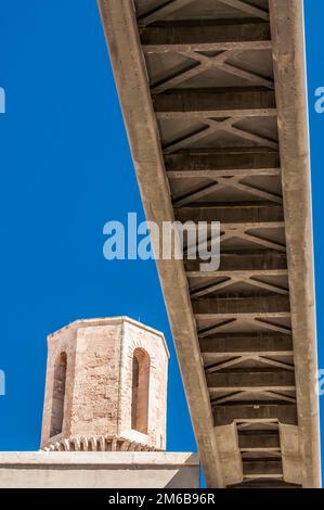 Pont piétonnier vu d'en dessous contre ciel bleu Banque D'Images