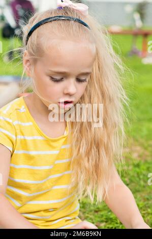 Portrait de belle petite fille jouant Banque D'Images