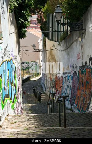 Allée dans le quartier Bairro Alto, Lisbonne Banque D'Images