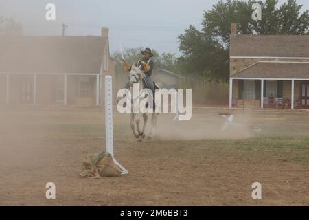 Le Sgt Vincent Aquino, mécanicien de véhicules à roues, affecté à des fonctions spéciales à la Garde de couleurs montée de fort Carson, Division d'infanterie 4th, Et le Sgt. Maj. Tank, son cheval, traverse un obstacle dans la catégorie sabre du Concours régional de cavalerie, 22 avril 2022, au site historique national du fort Concho, San Angelo, Texas. C'était la première compétition d'Aquino et de Tank ensemble, il était très impatient de se rendre dans l'arène, a-t-il dit. Banque D'Images