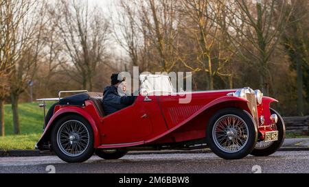 Voiture de sport britannique vintage 1949 mg TC rouge Banque D'Images