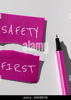 Affiche indiquant la sécurité d'abord. Mot pour éviter tout risque inutile vivre en toute sécurité faire attention Banque D'Images
