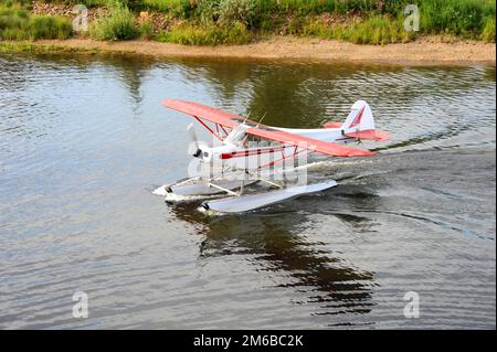 L'hydravion de l'Alaska se prépare à décoller de la rivière Chena . Banque D'Images