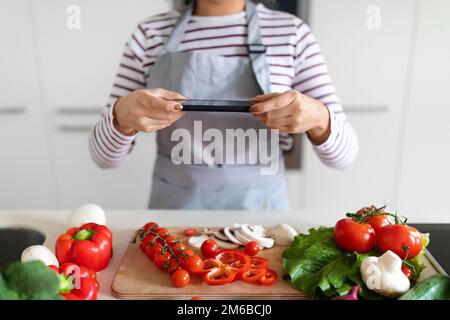 Les mains des femmes prennent des photos de légumes frais biologiques Banque D'Images