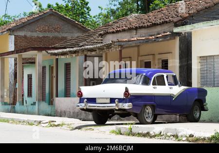 Voiture vintage bleu HDR garée à l'extérieur d'une maison dans l'intérieur de Cuba Banque D'Images