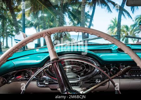 HDR Cuba intérieur d'une voiture classique américaine bleue avec vue sur la plage Banque D'Images