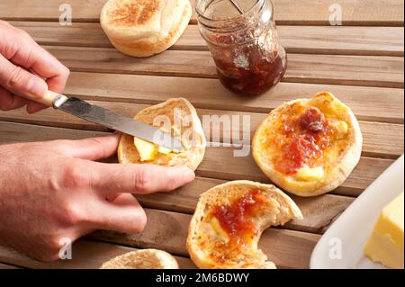 La diffusion de l'homme des crumpets avec confiture et beurre Banque D'Images