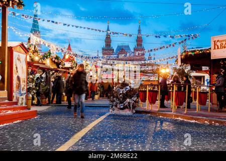 Les gens sur le marché de Noël sur la Place Rouge, décorées et illumina Banque D'Images