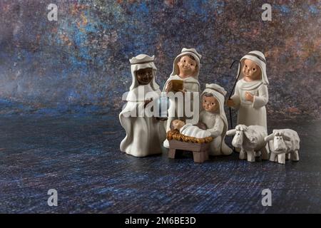 Les trois hommes sages de Rois portant leurs dons adorant l'enfant Jésus. Gros plan. Concept Epiphany Day. Banque D'Images