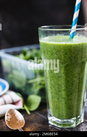 Verre de smoothie vert Banque D'Images