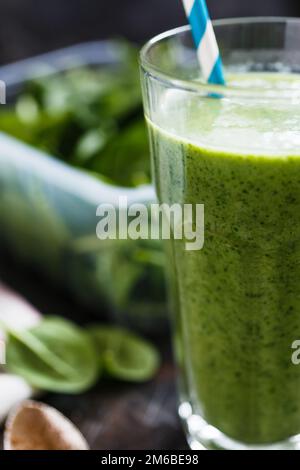 Verre de smoothie vert Banque D'Images