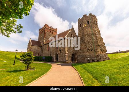 Douvres - 04 juin 2022 : ancienne église du puissant château de Douvres dans le Kent, Angleterre. Banque D'Images