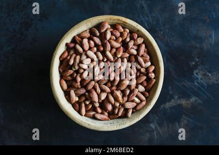Arachides rôties dans bol en bois Banque D'Images