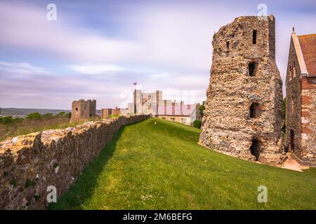 Douvres - 04 juin 2022 : ancienne église du puissant château de Douvres dans le Kent, Angleterre. Banque D'Images